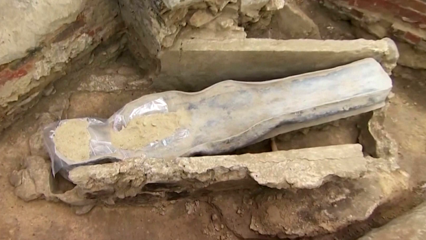 Sarkofagus ditemukan di bawah katedral Notre Dame di Paris