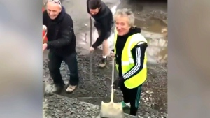Rocker Rod Stewart fixes neighbourhood’s pothole himself