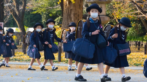 Sekolah Tokyo menjatuhkan aturan berpakaian kontroversial pada warna rambut dan pakaian dalam