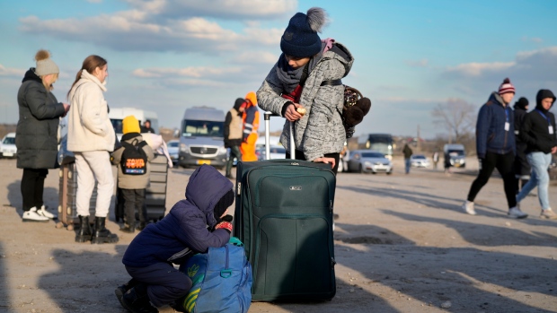 Kanada mengizinkan warga Ukraina yang melarikan diri untuk tinggal selama tiga tahun