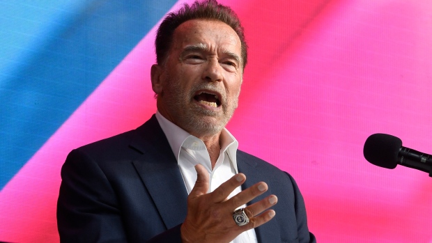 Schwarzenegger memberi tahu orang-orang Rusia bahwa pemimpin mereka berbohong