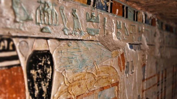 Mesir menampilkan makam kuno yang baru ditemukan di Saqqara