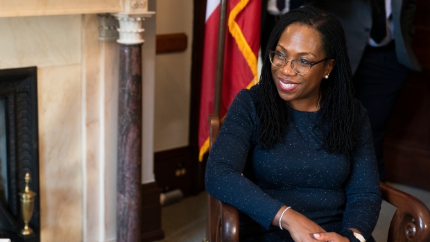 Wanita kulit hitam pertama yang dipilih Mahkamah Agung AS menghadapi para senator