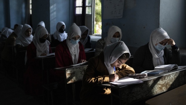Talebani cancellano l’istruzione superiore per le ragazze afghane