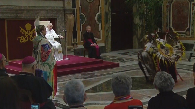 Paus meminta maaf: Delegasi pribumi menari di Vatikan