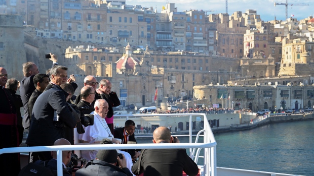 Paus di Malta: Fransiskus mengecam perang ‘biadab’ Rusia