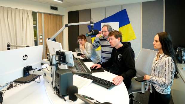 Pengungsi Ukraina mendapatkan bantuan dari stasiun radio di Praha