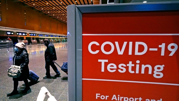 Apakah saya memerlukan tes COVID untuk terbang ke AS?  Aturan untuk orang Kanada, dijelaskan