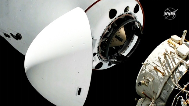 Wisata SpaceX: Pengunjung berlabuh di ISS