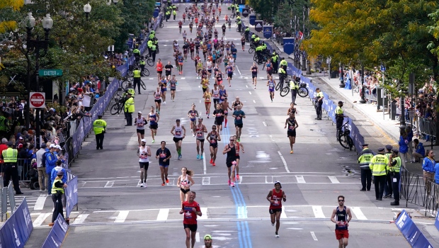 DREAMer menjalankan Boston Marathon untuk program sepak bola gratis