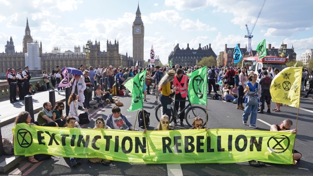 Aktivis iklim memblokir jembatan London, terminal minyak Inggris