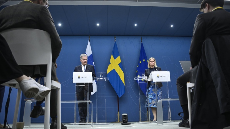 President of Finland Sauli Niinisto, left, and Swedish Prime Minister Magdalena Andersson attend a joint news conference in Stockholm, May 17, 2022. (Anders Wiklund/TT News Agency via AP)