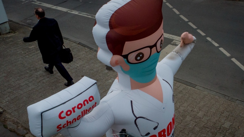 Advertisement for a coronvirus rapid test centre, in Frankfurt, Germany, on March 29, 2022. (Michael Probst / AP) 