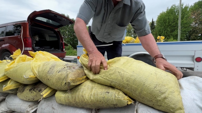 Residents of Gatineau prepare for possible flooding along the Gatineau River. (Jeremie Charron/CTV News Ottawa)