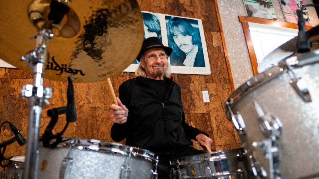 Drummer Alan White plays the drums