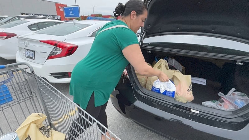 Jenan Zammar loading her groceries into her trunk. (Dave Charbonneau/CTV News Ottawa)