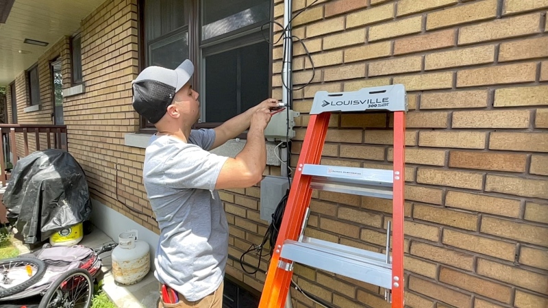 Electrician Brandyn Hewett working to restore power at Jacqueline Orellana’s house. (Dave Charbonneau/CTV News Ottawa)