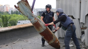 Huge bomb removed from building in Ukraine