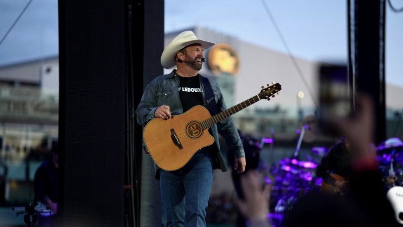 Garth Brooks rocks Commonwealth Stadium in Edmonton during his only Canadian stop on his latest tour (Source: Garth Brooks/Twitter).