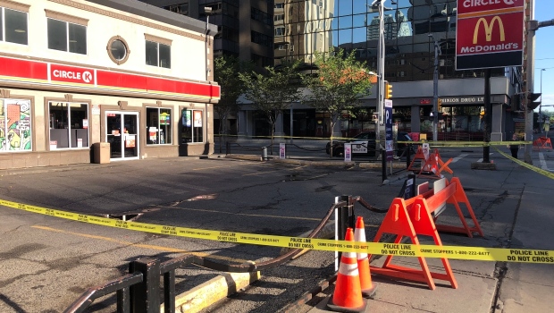 Victim recovering in hospital after stabbing outside downtown Calgary convenience store