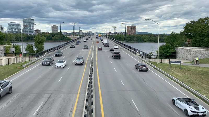 Motorists travel over the Macdonald-Cartier Bridge connecting Ottawa and Gatineau at the start of the Colonel By Day long weekend. (Natalie van Rooy/CTV News Ottawa) 
