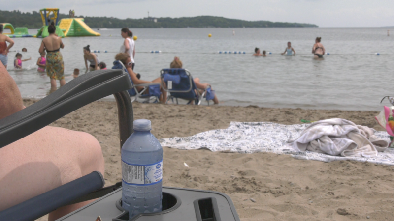 Barrie residents look to beat the August weekend heat wave on Sun., Aug., 7 (Ian Duffy/CTV News). 
