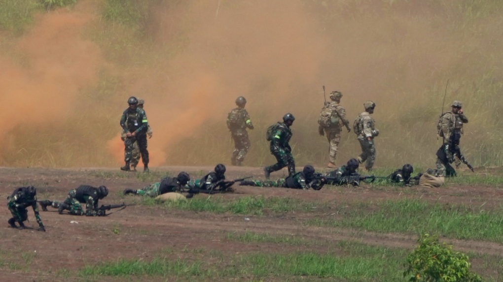 U.S. and Indonesian soldiers conduct drills