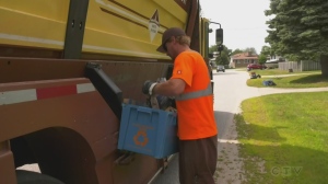 North Bay sanitation worker collects recycling. Aug. 15/22 (Eric Taschner/CTV Northern Ontario)