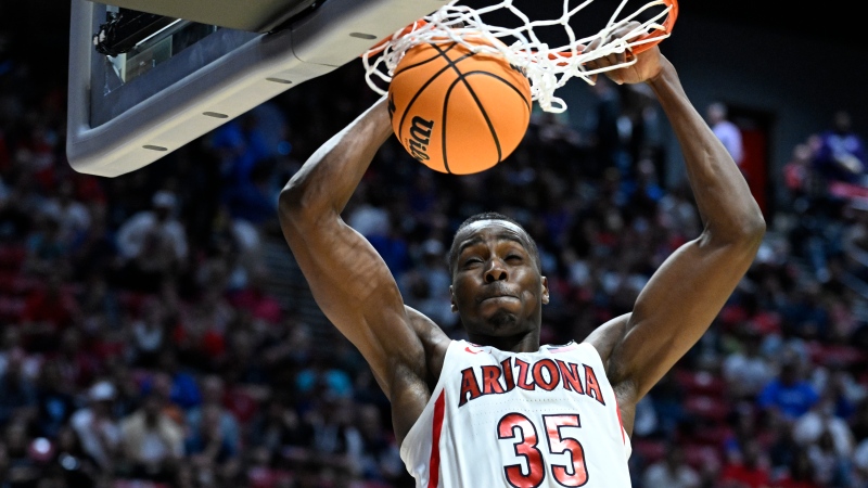 Arizona centre Christian Koloko (35) dunks against Wright State during the second half of a first-round NCAA college basketball tournament game, Friday, March 18, 2022, in San Diego. THE CANADIAN PRESS/AP-Denis Poroy