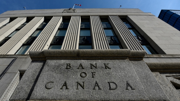 Le gouverneur de la Banque du Canada affirme que la relance économique aurait dû cesser plus tôt pour maîtriser l’inflation