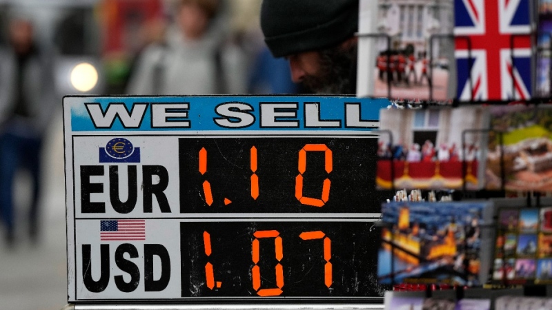 Sign at a currency exchange in London, on Sept. 27, 2022. (Frank Augstein / AP)