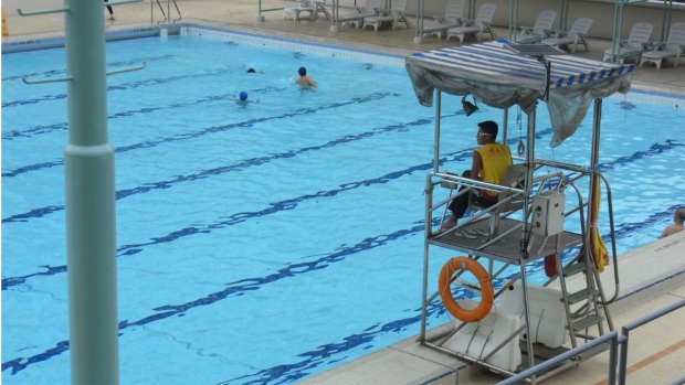 Lifeguard overlooking an indoor pool. (Namtoagaowen/Wikimedia Commons)