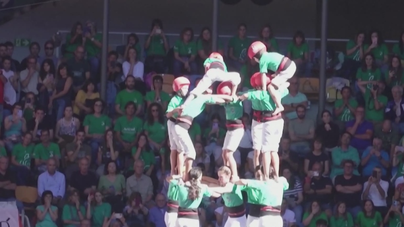 Teams compete to build 'human towers'