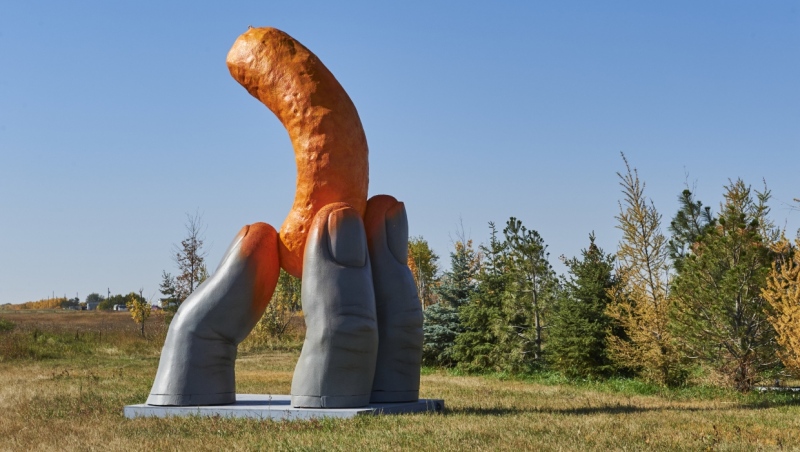 The Cheetle Hand Statue in Cheadle, Alta. (CNW Group/PepsiCo Foods Canada)

