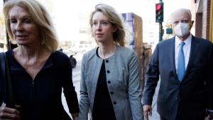 Theranos founder Elizabeth Holmes, centre, with her parents at the Robert F. Peckham Federal Building and U.S. Courthouse in San Jose, Calif., on Sept. 1, 2022. (Dai Sugano / Bay Area News Group via AP) 
