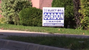 Election signs for Bill Gordon, a mayoral candidate, in Midland, Ont., on Oct. 5, 2022 (CTV News/Mike Arsalides)