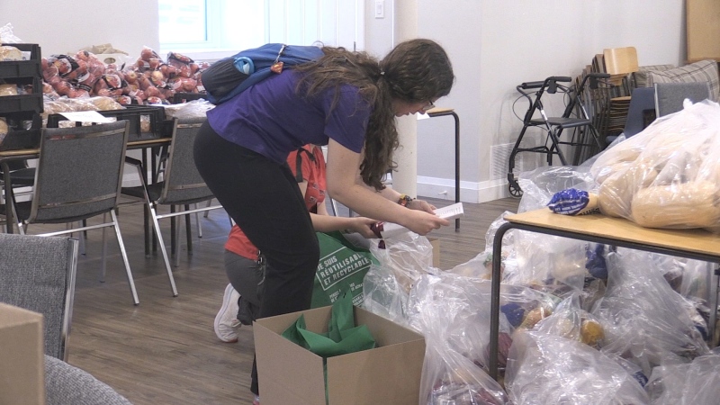 Volunteers pack Thanksgiving boxes as part of Fresh Food Weekly in Barrie on Wed., Oct. 5, 2022 (CTV News/Katelyn Wilson)