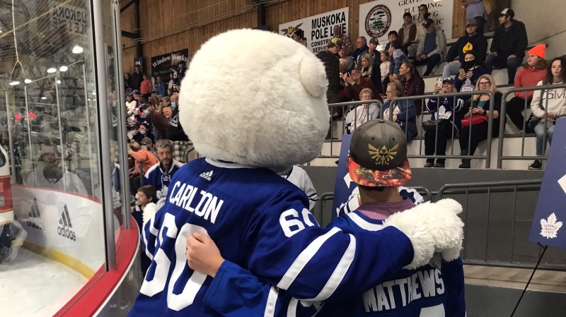  The Toronto Maple Leafs meet and greet fans in Gravenhurst, Ont., on Thurs., Oct. 6, 2022 (MapleLeafs/Twitter) 