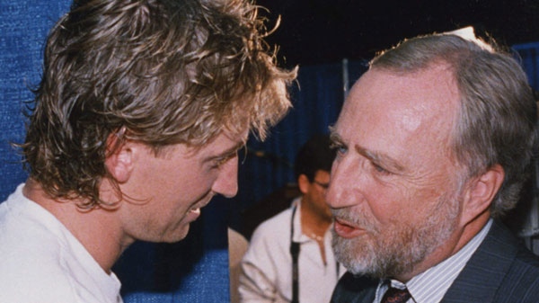Former Edmonton Oilers owner Peter Pocklington shakes hands with L.A. Kings centre Wayne Gretzky after a press conference in Edmonton, Oct. 15, 1989. (The Canadian Press/Dave Buston) 