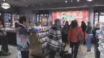 Shoppers in Barrie, Ont., seek Black Friday deals on Nov. 25, 2022. (CTV News/Catalina Gillies)