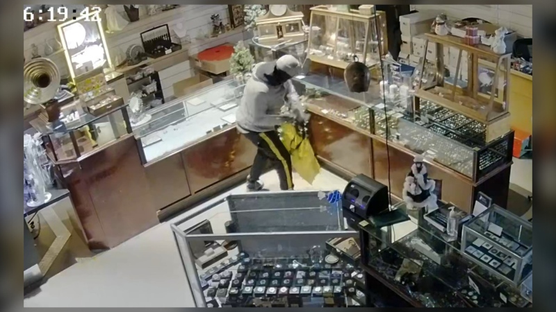 Surveillance video at Beck Antiques and Jewellery captured the early morning robbery on Saturday, Nov. 26, 2022 (Supplied).