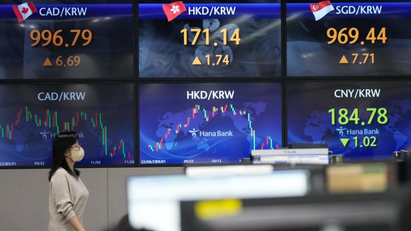 A currency trader watches the screens showing the foreign exchange rates at the foreign exchange dealing room of the KEB Hana Bank headquarters in Seoul, South Korea, Nov. 28, 2022. (AP Photo/Ahn Young-joon)