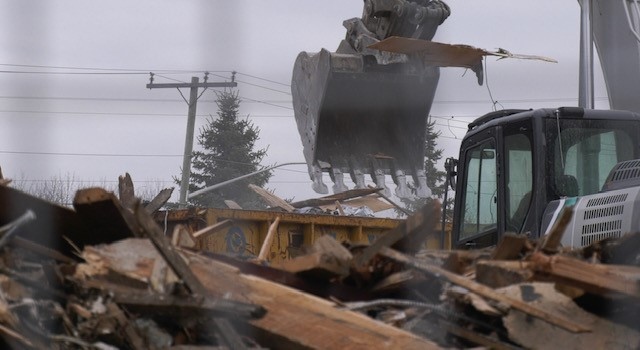 Crews demolish the Atherley Arms building on Highway 12 in Ramara Township, Ont., on Nov. 29, 2022 (CTV News/Kraig Krause)