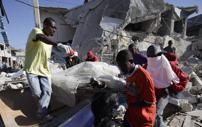 A victim is removed from a collapsed building following an earthquake in Port-au-Prince, Haiti, Friday, Jan. 15, 2010. (AP / Lynne Sladky) 