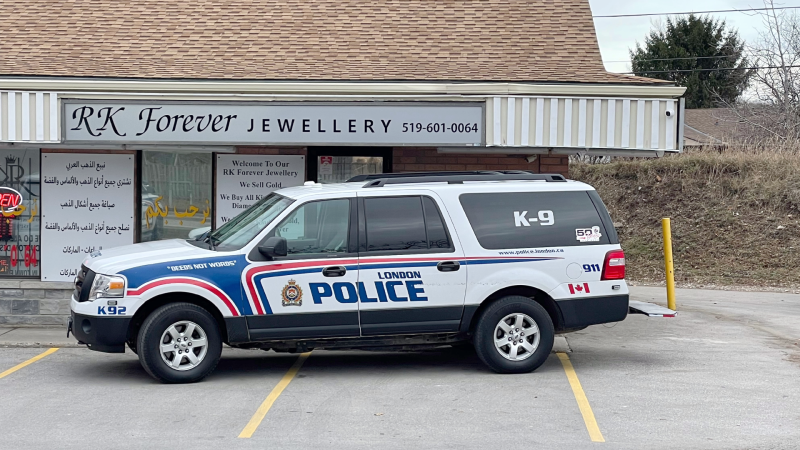 The London Police Service responded to the 400 block of Wonderland Road in London, Ont. on Dec. 5, 2022 following an attempted robbery. (Jaden Lee-Lincoln/CTV News London) 