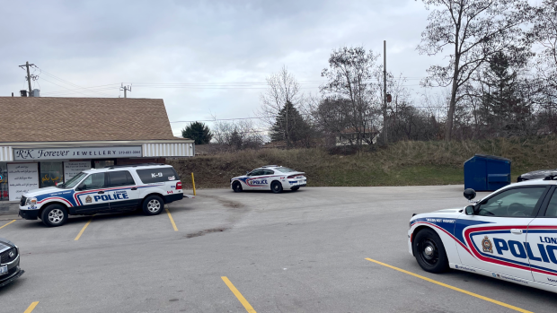 The London Police Service responded to the 400 block of Wonderland Road in London, Ont. on Dec. 5, 2022 following an attempted robbery. (Jaden Lee-Lincoln/CTV News London) 