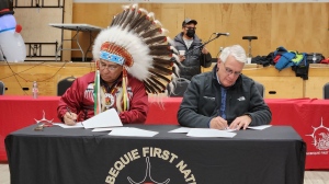 Webequie First Nation Chief Cornelius Wabasse (left) and Ring of Fire Metals Acting CEO Stephen Flewelling (right) sign a Memorandum of Understanding on Ring of Fire mineral development in northern Ontario. Dec. 6/22 (Supplied)