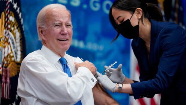 U.S. President Joe Biden receives a COVID-19 booster on the White House campus, on Oct. 25, 2022. (Evan Vucci / AP) 