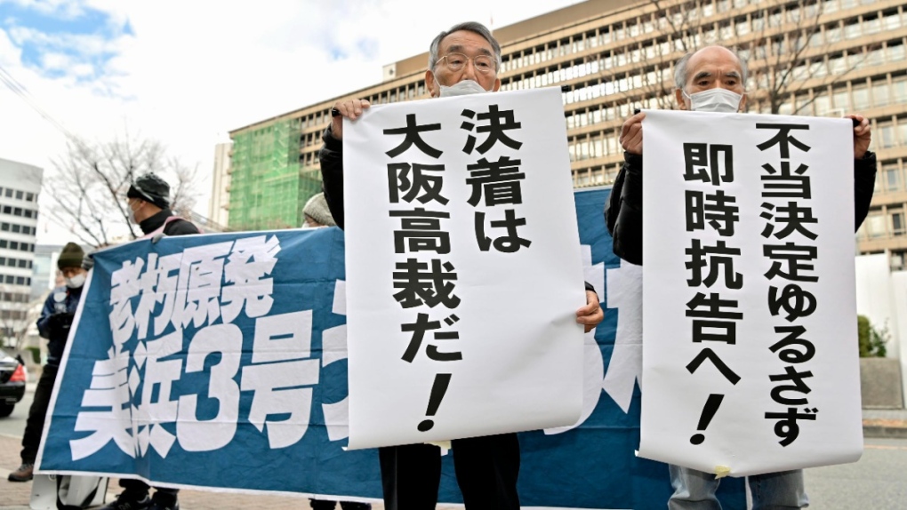 Protesting outside Osaka District Court