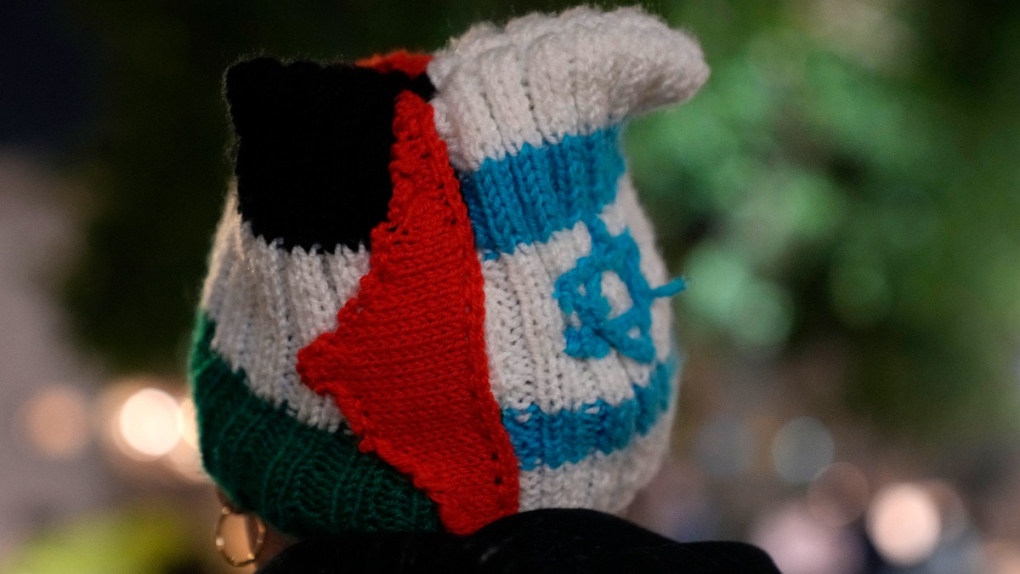 Hat in colours of Palestinian and Israeli flags